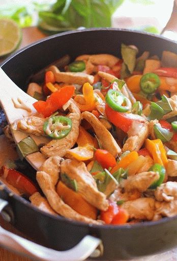 Photo Chicken in Thai sauce with basil