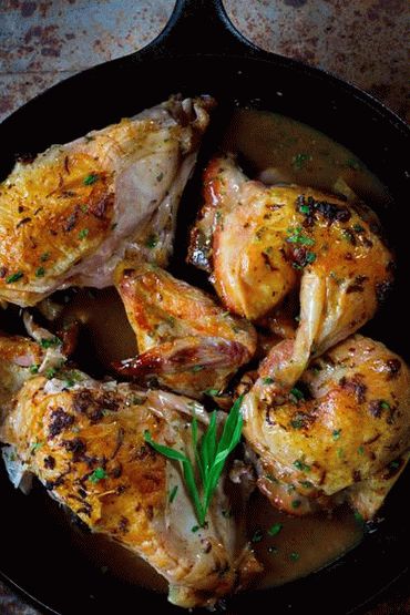 Photo Greek fried chicken in a pan
