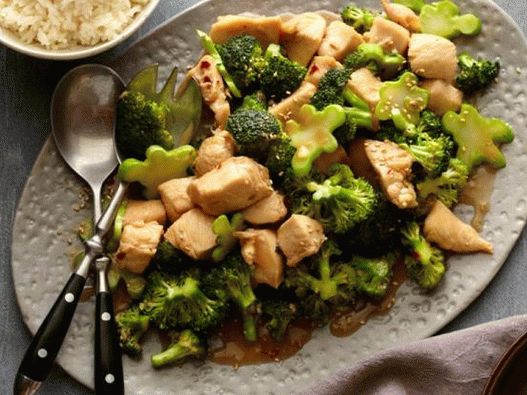 Photo Chicken fried in a pan with broccoli