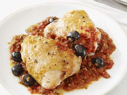 Photo Chicken thighs with hunting sauce