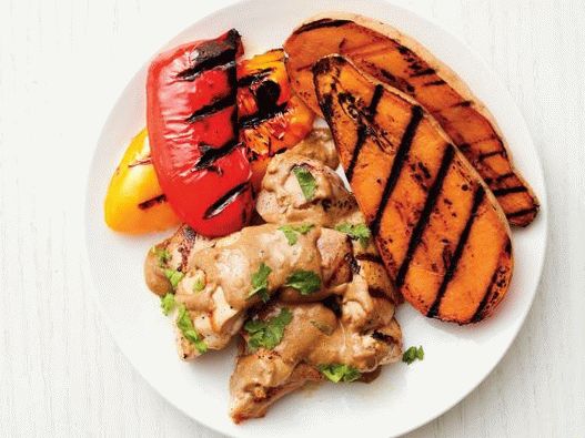 Photo Chicken thighs with grilled vegetables and sunflower seed sauce