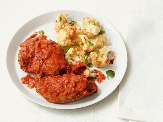 Photo Chicken thighs in tikka masala sauce