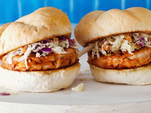 Photo Chicken burgers with cabbage salad and barbecue sauce