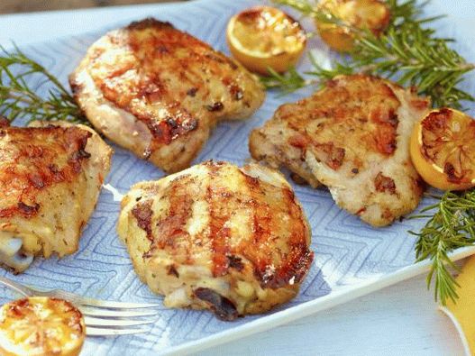 Photo Chicken thighs in a grilled spicy lemon marinade
