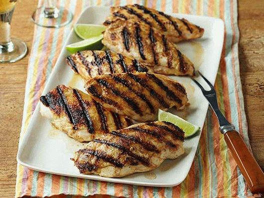 Photo of grilled chicken breast marinated in tequila with lime