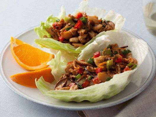 Photo Chinese chicken breast on lettuce