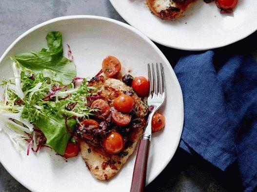 Photo Chicken breast fried in a pan with tomato and olive sauce
