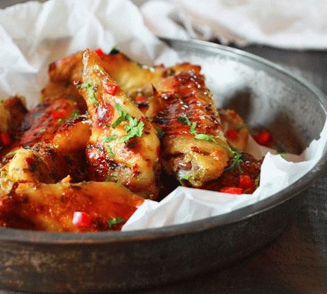 Photo of grilled chicken wings with nut-onion spread in Vietnamese