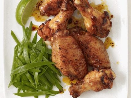 Photo Chicken wings in honey sauce with young peas