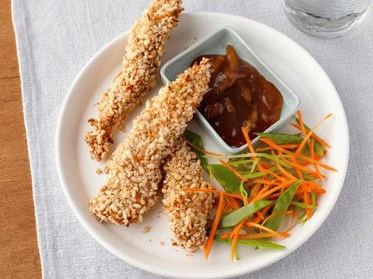 Photo Chicken fingers with a garnish of snow peas