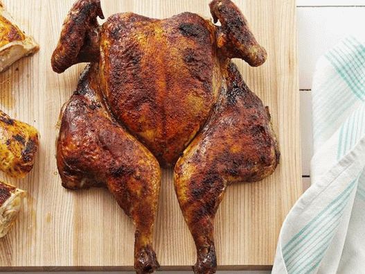 Photo Chicken carcass smoked on apple chips