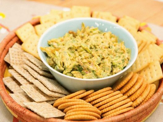 Photo Chicken dip sauce with raisins and curry