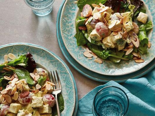 Photo Chicken Salad with Grapes and Curry