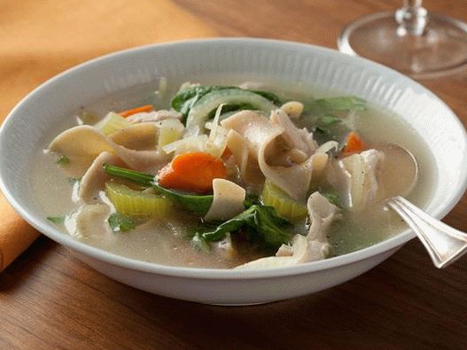 Photo Chicken soup with spinach and whole grain noodles