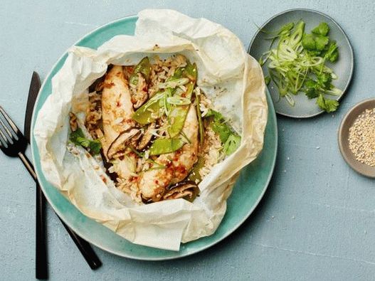 Photo Chicken fillet with ginger and green onions in parchment
