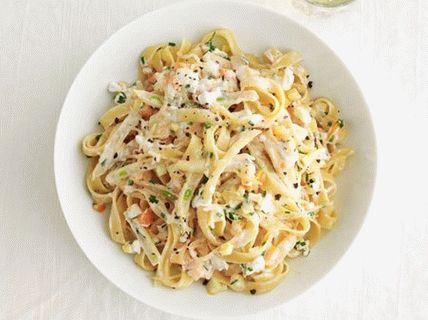 Photo fettuccine noodles with summer vegetables and goat cheese