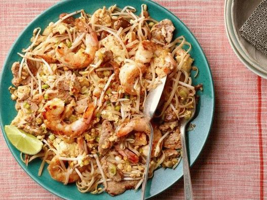 Photo Pad Thai noodles with pork and shrimp