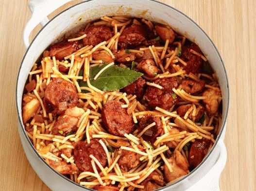 Photo Italian style noodles with chicken and sausage
