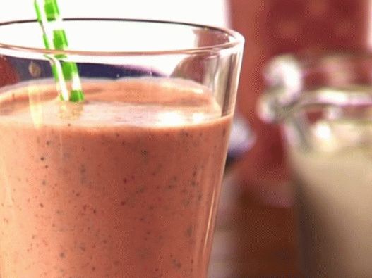 Photo Lassi - yogurt soft drink with strawberries and basil