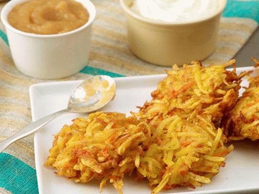 Photo Latkes of potatoes and carrots