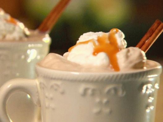 Photo Latte with caramel and cinnamon