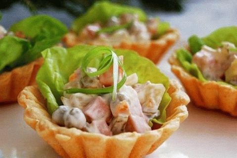 Light chicken and mushroom salad in tartlets