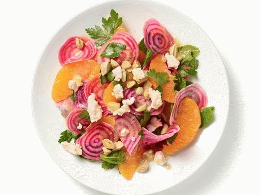 Photo Light salad of fresh beets and orange with cheese