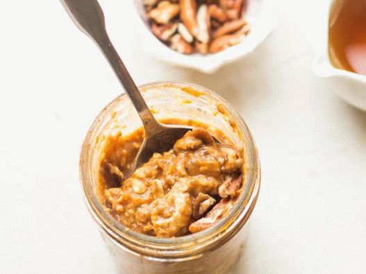Photo Lazy oatmeal in a jar of pumpkin