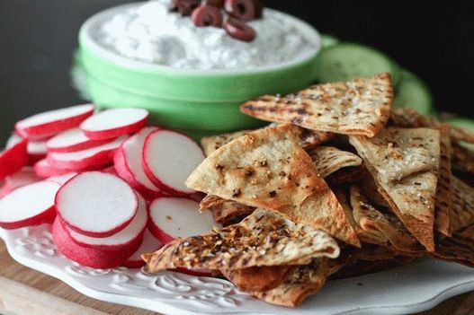 Photo Tortillas with dip feta cheese sauce