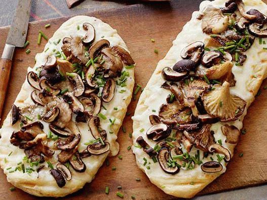 Photo Grilled tortilla with mushrooms and truffle cheese