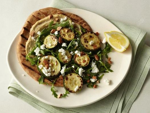 Photo Tortilla with baked zucchini, hummus, arugula, goat cheese and almonds