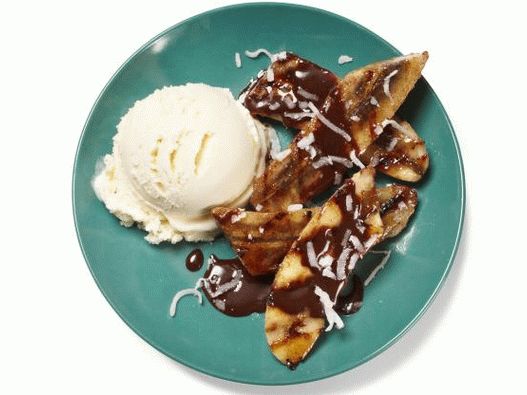 Grilled bananas with chocolate sauce