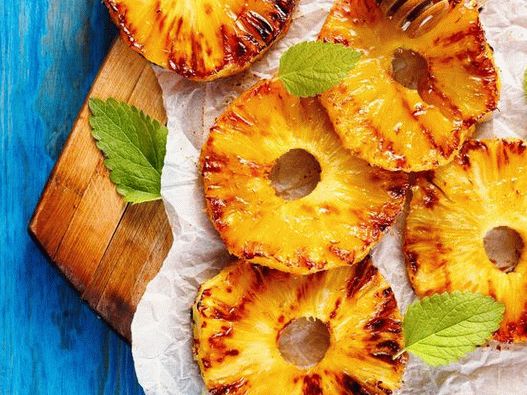 Grilled pineapple in honey glaze