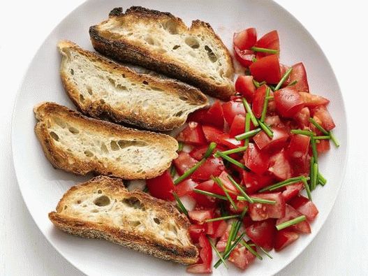 Photo Summer tomatoes with crispy bread