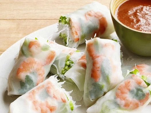 Photo Summer rolls with shrimp and peanut dip sauce