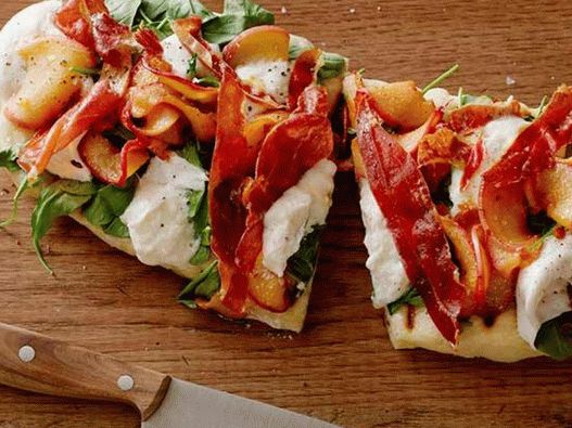 Photo of the dish - Summer pizza with peaches, burrata cheese, arugula and grilled crispy ham