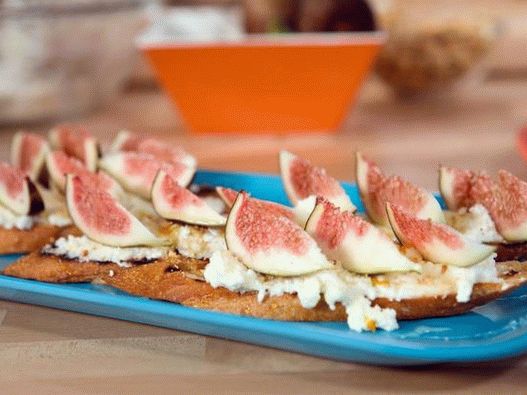 Photo of the dish - Crostini with figs, honey ricotta and hazelnuts