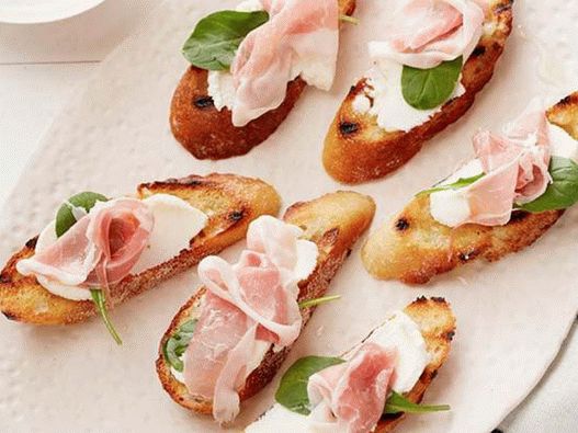 Photo of the dish - Bruschetta with figs, ricotta cheese and ham