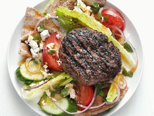 Photo Moroccan summer salad and meatball grilled
