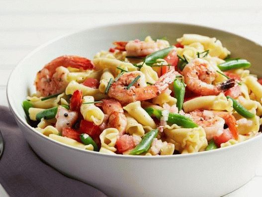 Photo Summer salad with pasta, shrimp and green beans