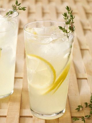 Photo Lemonade with thyme