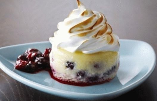 Photo Lemon cakes with baked meringues and berry sauce