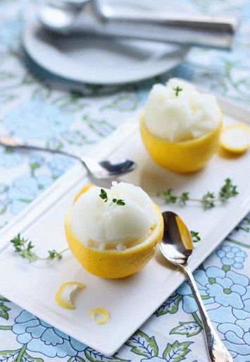 Photo Lemon sorbet in lemon bowls