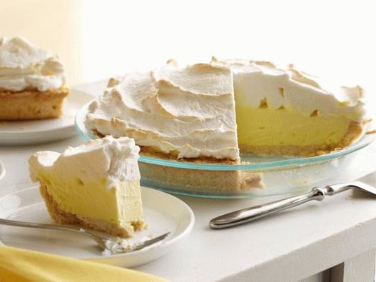 Photo Lemon ice cream cake with airy protein glaze
