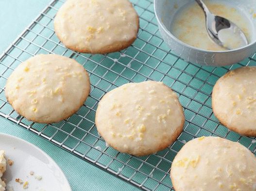 Photo Lemon cookies with ricotta and lemon icing