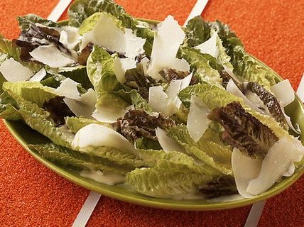 Photo Romaine lettuce leaves with Caesar dressing