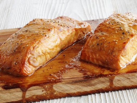 Photo Salmon on a cedar board