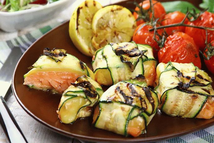 Grilled salmon with zucchini