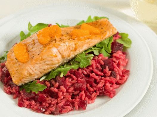 Photo Salmon in tangerine glaze on a pillow of beetroot risotto