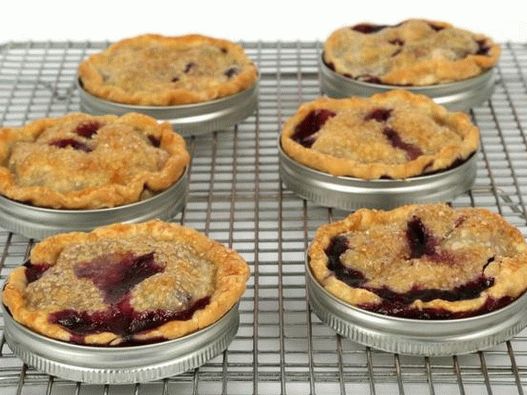 Portion pies with blueberry and peach filling